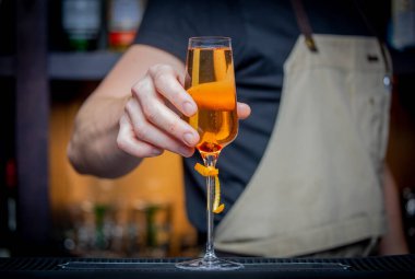 Lezzetli kokteyllerin yer aldığı çarpıcı fotoğraf koleksiyonuma hoş geldiniz! Her resim bu el yapımı içeceklerin güzelliğini ve özünü yansıtıyor, canlı renklerden karmaşık süslere kadar.. 