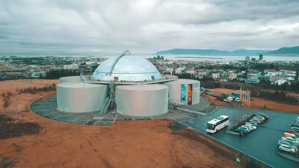 Reykjavik 'in canlı şehir manzarası, renkli mimarisi ve sokak sanatı.