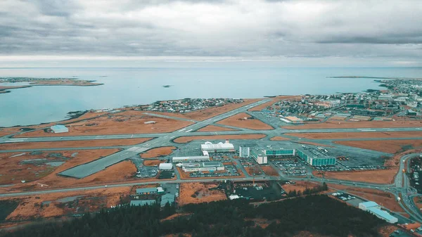 Reykjavik 'in canlı şehir manzarası, renkli mimarisi ve sokak sanatı.