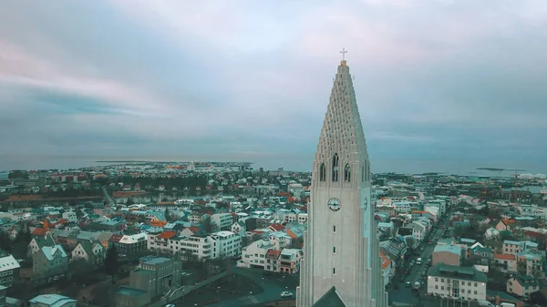 Reykjavik 'in canlı şehir manzarası, renkli mimarisi ve sokak sanatı.