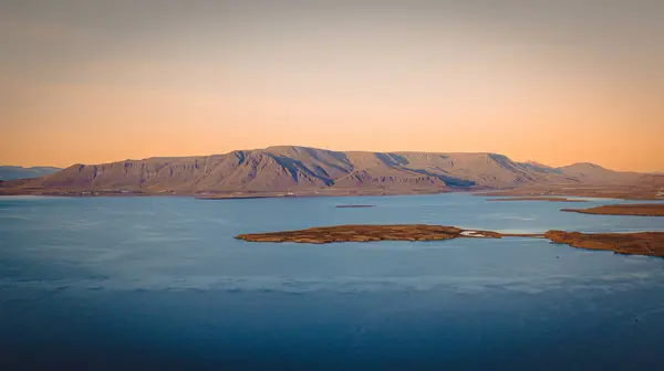 Reykjavik 'in canlı şehir manzarası, renkli mimarisi ve sokak sanatı.