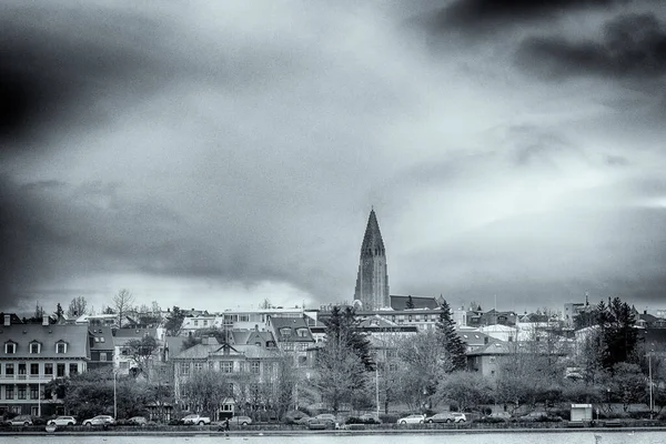 Reykjavik 'in canlı şehir manzarası, renkli mimarisi ve sokak sanatı.