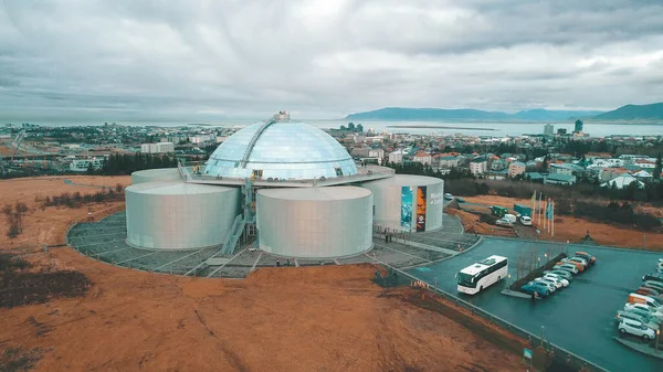 Reykjavik 'in canlı şehir manzarası, renkli mimarisi ve sokak sanatı.