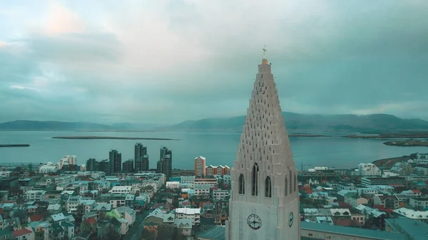 Reykjavik 'in canlı şehir manzarası, renkli mimarisi ve sokak sanatı.
