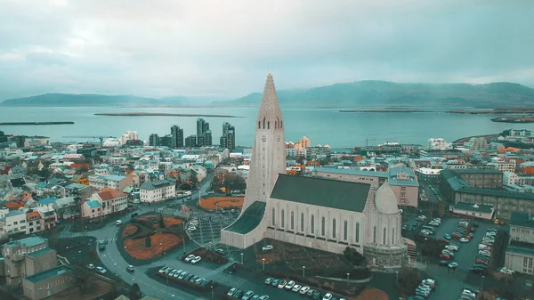 Reykjavik 'in canlı şehir manzarası, renkli mimarisi ve sokak sanatı.