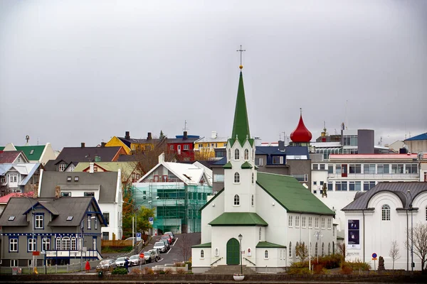 Reykjavik 'in canlı şehir manzarası, renkli mimarisi ve sokak sanatı.