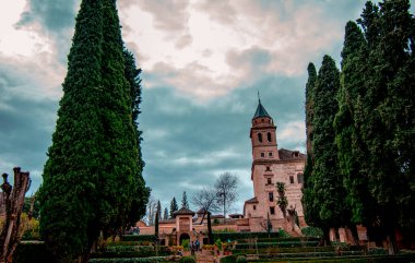 Muhteşem Alhambra 'da yürüyorum.