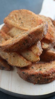 Baharatlı patates dilimleri, sıcak yağda kızartılmış, acı biber sosu ve mayonez ile daldırmak için mükemmel..