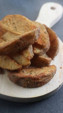 Baharatlı patates dilimleri, sıcak yağda kızartılmış, acı biber sosu ve mayonez ile daldırmak için mükemmel..