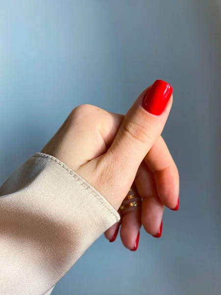 漂亮的指甲修指甲照片 红色顶层指甲油 女性的手 特写照片 指甲设计 方钉形状 奢华的风格 富有创意的美的照片 女人的手 — 图库照片