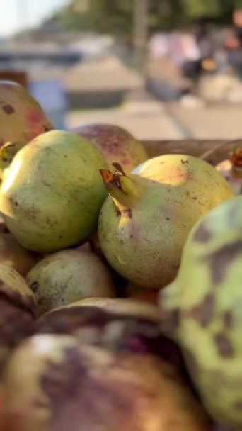 Gránátalma Kosárban Szabadtéri Eladó Gránátalmalé Elkészítése Kiváló Minőségű Fullhd Felvételek — Stock videók