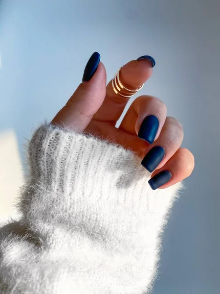 漂亮的指甲修指甲照片 深蓝色是指甲油的最顶层 女性的手 特写照片 美发设计 正方形指甲 奢华风格 创意美的照片 妇女的手 — 图库照片