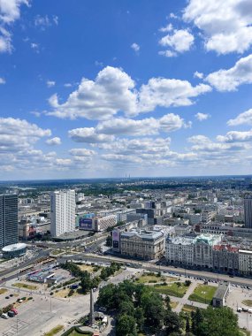 Varşova şehir merkezi panorama manzarası, modern gökdelenler ve iş merkezleri Varşova, insansız hava aracı manzarası yüksek kaliteli fotoğraf