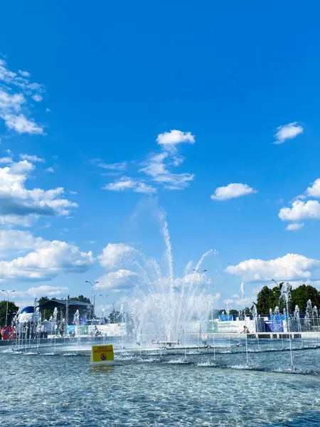 Varşova, Polonya 'daki çeşme parkı, mavi gökyüzü, yaz zamanı. Yüksek kalite fotoğraf
