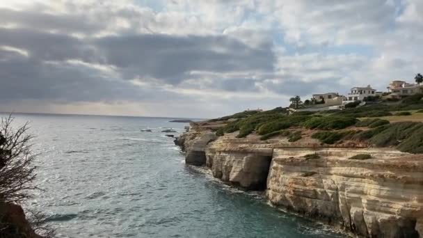 Cuevas Roca Amarilla Chipre Mar Mediterráneo Cielo Chipre Agua Roca — Vídeos de Stock