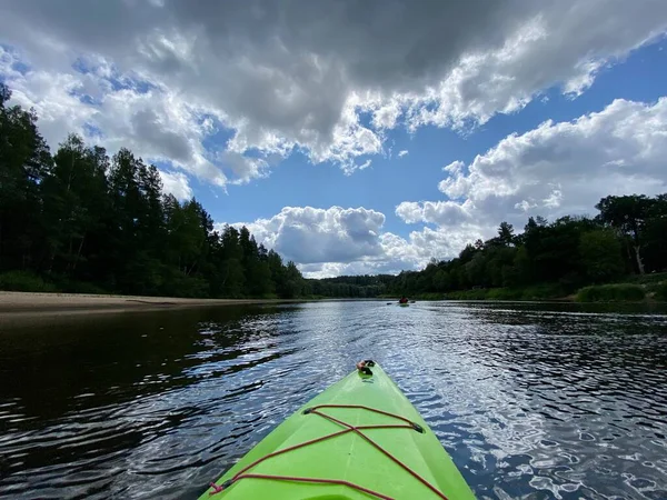 自然を探検するゴージャ川をカヤック 緑のカヤックボート 高品質の写真 — ストック写真
