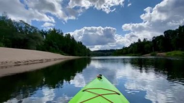 Gauja nehrinde kayak yapmak, sahilleri keşfetmek, yeşil kayık, gökyüzü. Yüksek kaliteli FullHD görüntüler