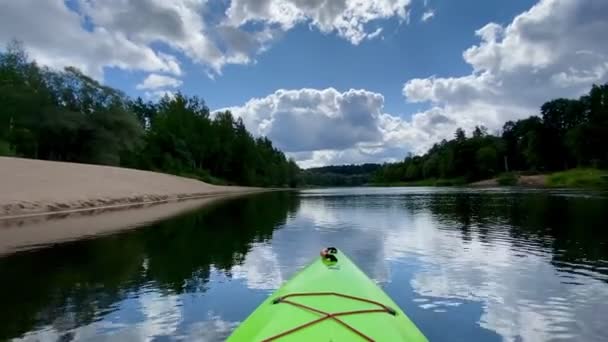 Kayaking River Gauja Exploring Beaches Green Kayak Boat Sky High — Stock Video