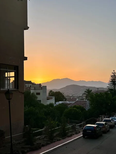 Kenarında arabaları olan bir şehir caddesi. 