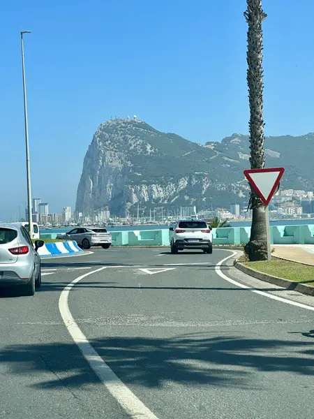 Arka planda dağ Gibraltar 'ı olan bir cadde. Yüksek kalite fotoğraf
