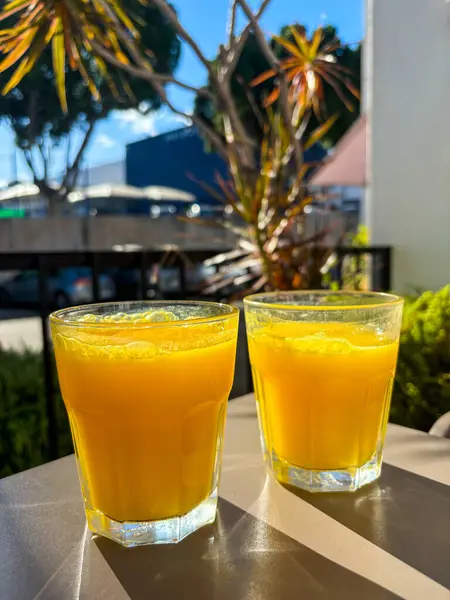 Masada iki bardak taze portakal suyu, Zumo fresco de Naranja. Yüksek kalite fotoğraf