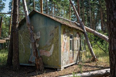 Ukrayna, Çernobil - 08 / 20 / 2017: Yabancılaşma bölgesinde terk edilmiş öncü kampı 
