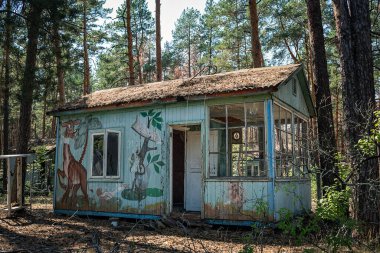 Ukrayna, Çernobil - 08 / 20 / 2017: Yabancılaşma bölgesinde terk edilmiş öncü kampı 