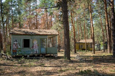 Ukrayna, Çernobil - 08 / 20 / 2017: Yabancılaşma bölgesinde terk edilmiş öncü kampı 