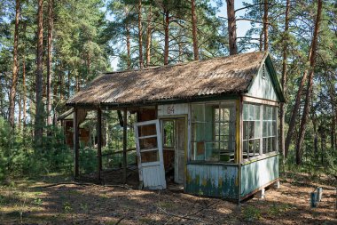 Ukrayna, Çernobil - 08 / 20 / 2017: Yabancılaşma bölgesinde terk edilmiş öncü kampı 