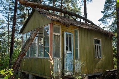 Ukrayna, Çernobil - 08 / 20 / 2017: Yabancılaşma bölgesinde terk edilmiş öncü kampı 