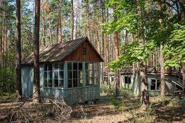 Ukrayna, Çernobil - 08 / 20 / 2017: Yabancılaşma bölgesinde terk edilmiş öncü kampı 