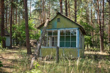 Ukrayna, Çernobil - 08 / 20 / 2017: Yabancılaşma bölgesinde terk edilmiş öncü kampı 