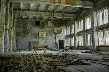 Ukrayna, Çernobil - 08 / 20 / 2017: Yabancılaşma bölgesindeki okulda terk edilmiş spor salonu