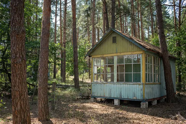 Ukrayna, Çernobil - 08 / 20 / 2017: Yabancılaşma bölgesinde terk edilmiş öncü kampı 