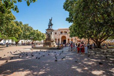 Dominik Cumhuriyeti, Santo Domingo - 25 Şubat 2024: Santa Maria la Menor 'daki Kolomb heykeli ve Basilica Katedrali. Park Kolonu. Yüksek kalite fotoğraf