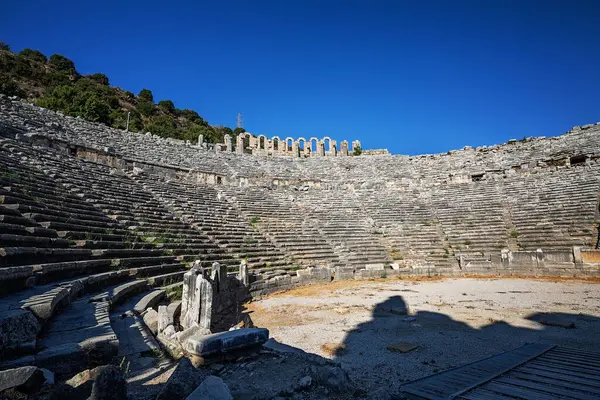 Antik Perge şehrinin kalıntıları. Perge, Türkiye 'nin güney Akdeniz kıyısında antik bir Yunan kentidir.. 