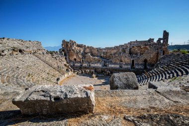 Antik Perge şehrinin kalıntıları. Perge, Türkiye 'nin güney Akdeniz kıyısında antik bir Yunan kentidir.. 