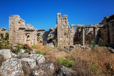 Antik Perge şehrinin kalıntıları. Perge, Türkiye 'nin güney Akdeniz kıyısında antik bir Yunan kentidir.. 