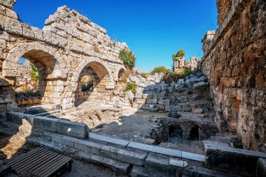 Antik Perge şehrinin kalıntıları. Perge, Türkiye 'nin güney Akdeniz kıyısında antik bir Yunan kentidir.. 