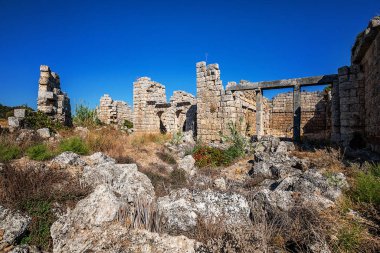 Antik Perge şehrinin kalıntıları. Perge, Türkiye 'nin güney Akdeniz kıyısında antik bir Yunan kentidir.. 