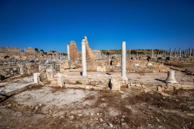 Antik Perge şehrinin kalıntıları. Perge, Türkiye 'nin güney Akdeniz kıyısında antik bir Yunan kentidir.. 