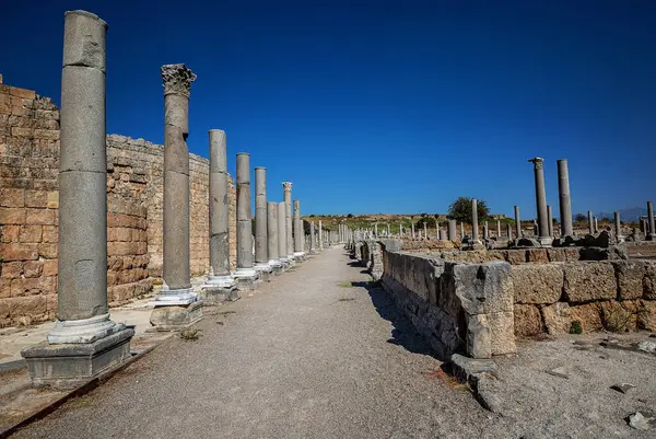 Antik Perge şehrinin kalıntıları. Perge, Türkiye 'nin güney Akdeniz kıyısında antik bir Yunan kentidir.. 