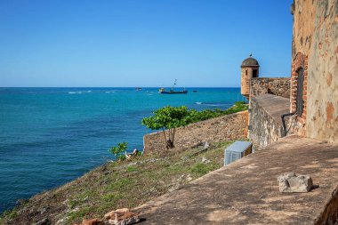 Puerto Plata, Dominik Cumhuriyeti - 09 Mart 2024: Puerto Plata, Dominik Cumhuriyeti 'ndeki San Felipe Kalesi' nden okyanusa bakın. Dominik Cumhuriyeti 'nin kuzey kıyısındaki kale..