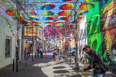 Puerto Plata, Dominik Cumhuriyeti - 4 Mayıs 2022: Puerto Plata, Dominik Cumhuriyeti 'ndeki sokak şemsiyeleri. Farklı renklerde şemsiyelerle süslenmiş popüler turistik cadde.