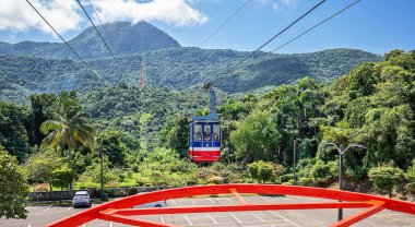 Dominik Cumhuriyeti 'nin Puerto Plata kentindeki Teleferico, ziyaretçiye tepeden inen şehrin panoramik bir manzarasını sunuyor (deniz seviyesinden 779 metre).).