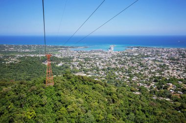 Dominik Cumhuriyeti 'nin Puerto Plata kentindeki Teleferico, ziyaretçiye tepeden inen şehrin panoramik bir manzarasını sunuyor (deniz seviyesinden 779 metre).).