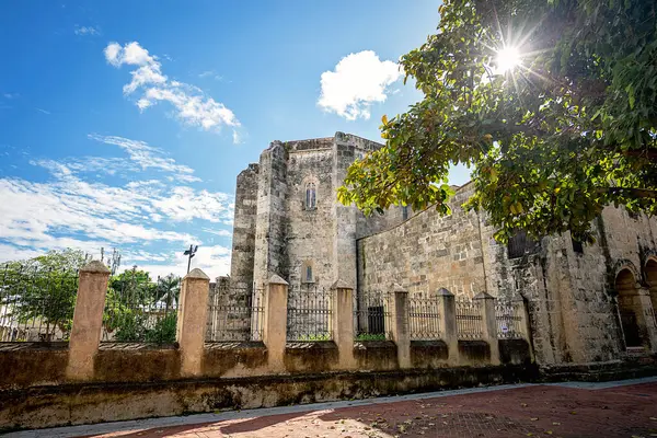 Santa Maria la Menor Katedrali 'nin Santo Domingo' daki dış görünüşü, Amerika 'daki ilk ve en eski Katolik bazilikası, Ciudad Koloni tarihi bölgesi, Dominik Cumhuriyeti