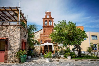 Dominik Cumhuriyeti, Kaptan Cana - 23 Kasım 2024: Cap Cana 'da çan kulesi manzarası, Punta Cana' da lüks konut.