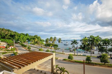 Samana, Dominik Cumhuriyeti - 31 Aralık 2024: Hacienda Samana Körfezi Oteli 'nin ön katından Marina' ya güzel bir manzara. Yüksek kalite fotoğraf