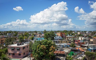 Santo Domingo, Dominik Cumhuriyeti - 16 Şubat 2025: Santo Domingo Este 'deki fakir konutlar, hava manzaralı.